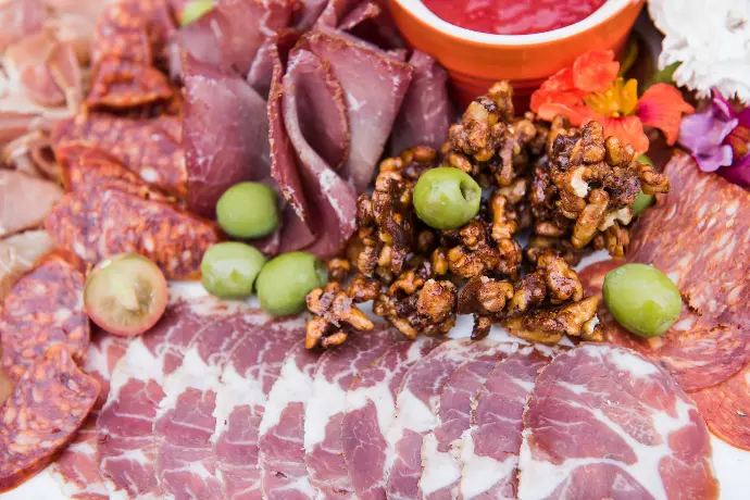 Assortiment de charcuteries pour raclette